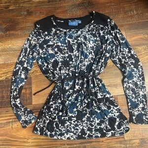 Simply Vera Vera Wang women’s size M  long sleeved blue, black and white top.